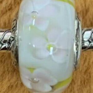 Pandora field of daisies, Charm